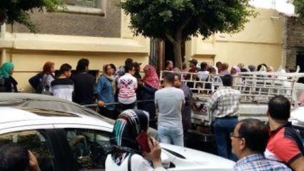 الأمن يسيطر علي تجمهر أولياء أمور أمام مدرسة بالشرقية 