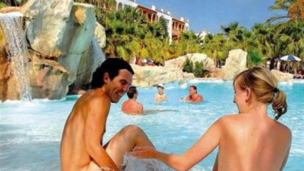 فرنسا تقرر افتتاح ساحة للعراه 