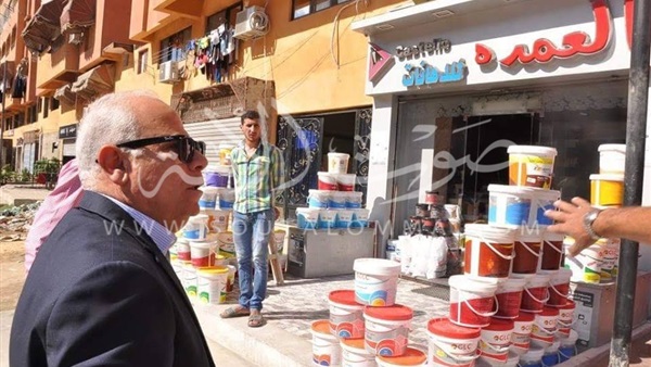 بالصور.. محافظ بورسعيد ينذر أحد المحلات المخالفة