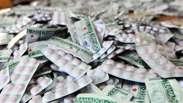 ضبط راكب مصري حاول تهريب 35 شريط «ترامادول» بمطار القاهرة