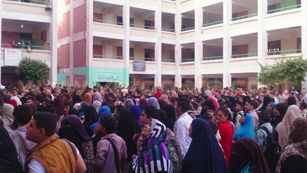 ضبط 4 شباب يتحرشون بالطالبات أمام مدرسة ثانوية بالمنصورة