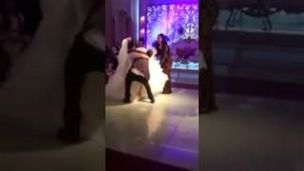 بالفيديو.. عريس يضع عروسته في موقف محرج بعد فشله فى حملها