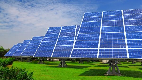 شحنة واحدة بالطاقة الشمسية تجعل سيارة تسافر 115 ميلا شحنة واحدة بالطاقة الشمسية تجعل سيارة تسافر 115 ميلا