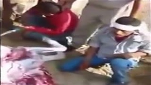 بالفيديو.. بعد ضبطهما متلبسين.. ضابط يجبر جزارين بتناول لحم الحمير بالفيديو.. بعد ضبطهما متلبسين.. ضابط يجبر جزارين بتناول لحم الحمير