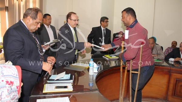 بالصور.. محافظ بني سويف يلتقي المواطنين ويدعمهم بـ8 آلاف جنيه بالصور.. محافظ بني سويف يلتقي المواطنين ويدعمهم بـ8 آلاف جنيه