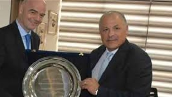 أبو ريدة يهدي درع الاتحاد المصري لكرة القدم لرئيس الفيفا والأمين العام