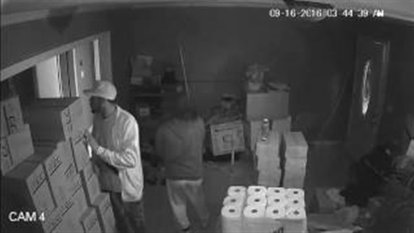 بالفيديو.. امرأة تلقن عدة لصوص درسًا قاسيًا بـ«مسدس»