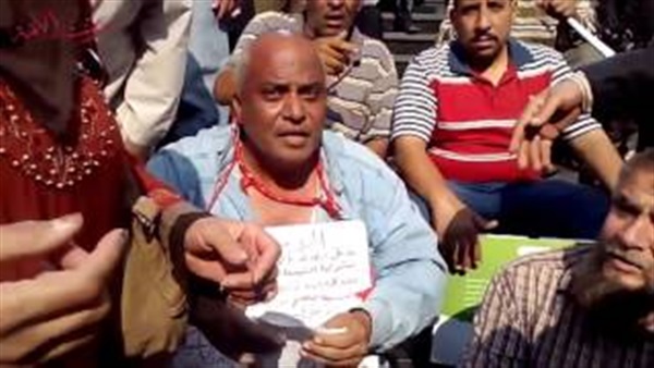 مواطن ينهار و«يلطم وجهه»: «مش لاقي آكل أنا وعيالي يا سيسي»