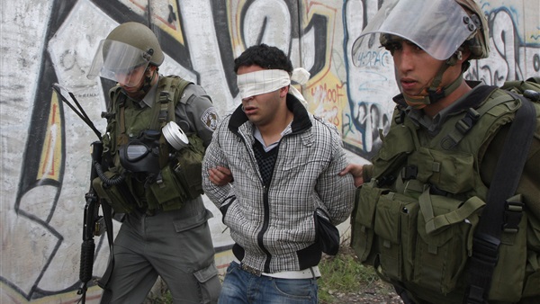 الاحتلال الإسرائيلي يعتقل 4 فلسطينيين ويقمع مسيرة بلعين المناهضة للاستيطان