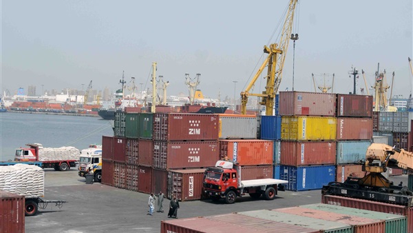 هيئة ميناء الإسكندرية تضاعف العمال لضمان انتظام العمل