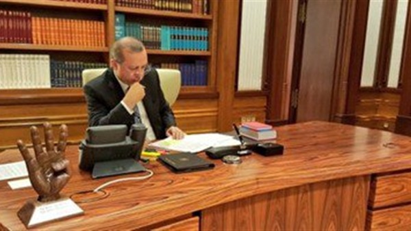 أردوغان يضع على مكتبة علامة "رابعة" التابعة للإرهابية أردوغان يضع على مكتبة علامة "رابعة" التابعة للإرهابية