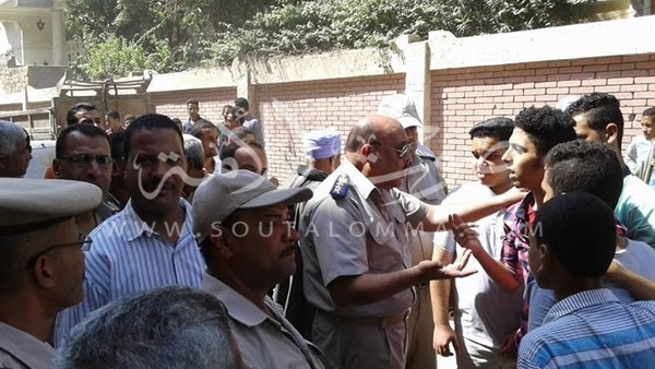 بالصور.. مأمور شرطة طما يحاول فض وقف لطلاب مدرسة شهيد «الصحافة» 