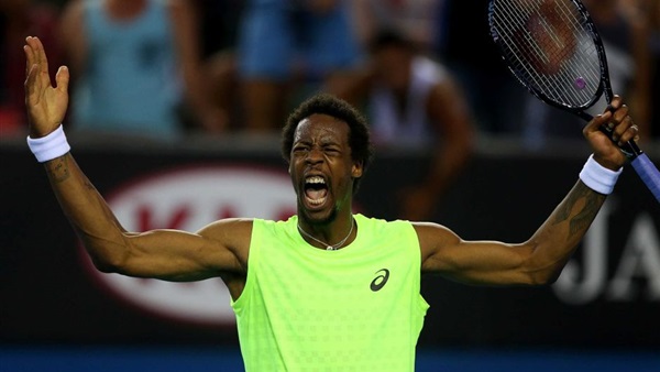 الفرنسي مونفيلس يصعد إلى ربع نهائي بطولة طوكيو للتنس بتغلبه على مواطنه سيمون