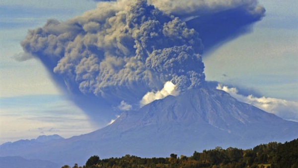 بركان «أسو» في اليابان يطلق حُممًا بركانية ترتفع لـ11 كيلومترًا
