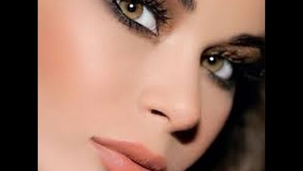 10 طرق بالمكياج لتوسيع العينين.. تعرفي عليها