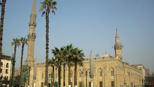 تجمع جنسيات عربية وآسيوية بمحيط «الحسين» احتفالا بعاشوراء تجمع جنسيات عربية وآسيوية بمحيط «الحسين» احتفالا بعاشوراء
