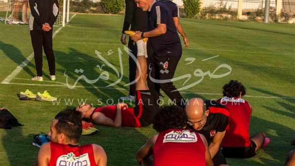 «الشعلالي» يرفع الحمل البدني والبدري يخصص فقرة بناء الهجمة فى مران الأهلي «الشعلالي» يرفع الحمل البدني والبدري يخصص فقرة بناء الهجمة فى مران الأهلي
