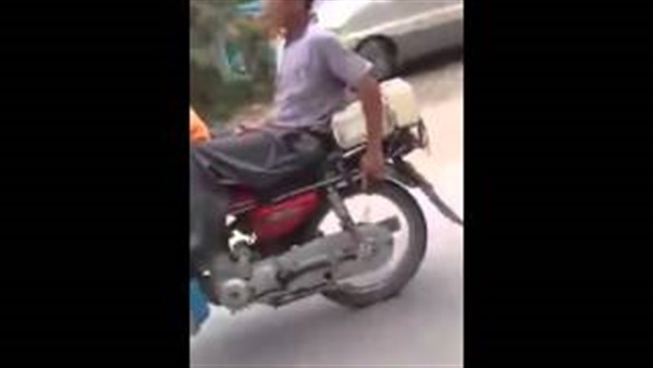 بالفيديو.. طفل 3 سنوات يقود دراجة نارية بكفاءة عالية بالفيديو.. طفل 3 سنوات يقود دراجة نارية بكفاءة عالية