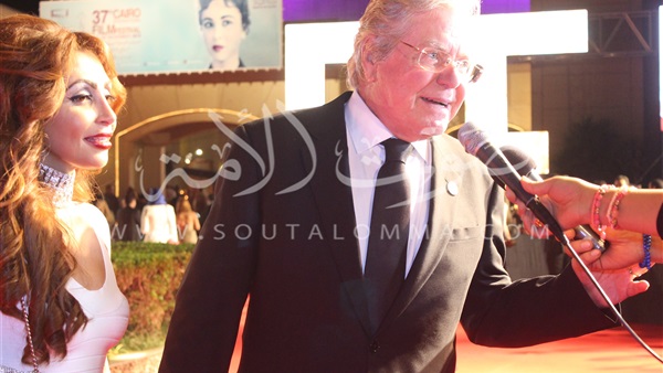 بالصور.. الظهور الأول لزوجة «حسين فهمي» في مهرجان القاهرة السينمائي