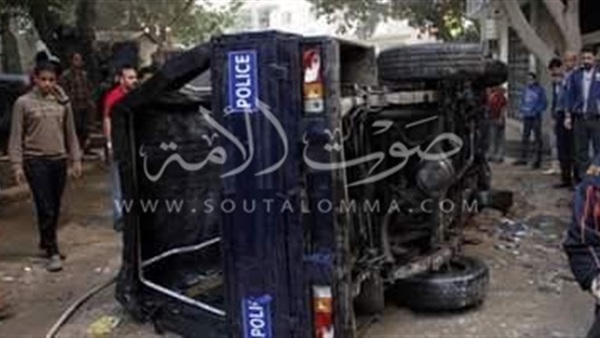 صور.. إصابة ضابط وأميني شرطة في حادث انقلاب سيارة بسوهاج