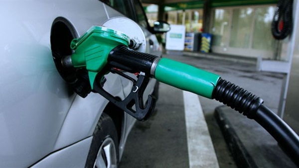 كيفية الحفاظ على البنزين في سيارتك أثناء السفر لمسافات طويلة