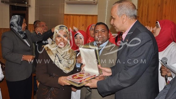 بالصور..محافظ الوادى يكرم الطلاب المتميزين بمعهد التمريض بالصور..محافظ الوادى يكرم الطلاب المتميزين بمعهد التمريض