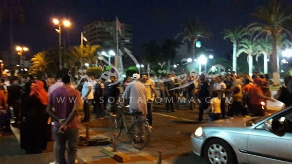 صور.. متظاهروا الإسكان ببورسعيد يغلقون شارع 23 يوليو صور.. متظاهروا الإسكان ببورسعيد يغلقون شارع 23 يوليو