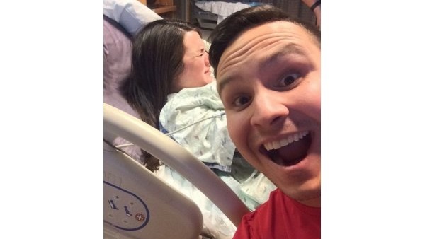 رجل يلتقط سيلفي طريفة مع زوجته أثناء ولادتها رجل يلتقط سيلفي طريفة مع زوجته أثناء ولادتها