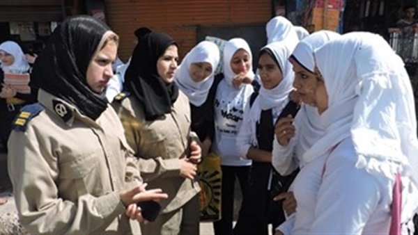 حملة لضابطات «مكافحة العنف ضد المرأة» بمحيط مدارس الفتيات في القاهرة
