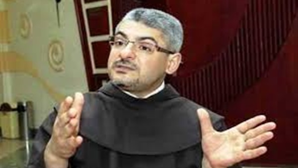 الأب بطرس دانيال: يدعو للفنان محمود عبد العزيز بالشفاء العاجل