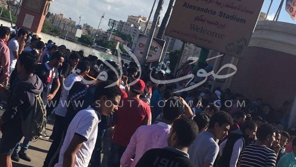 جماهير الزمالك تتوافد على استاد الإسكندرية لشراء التذاكر جماهير الزمالك تتوافد على استاد الإسكندرية لشراء التذاكر