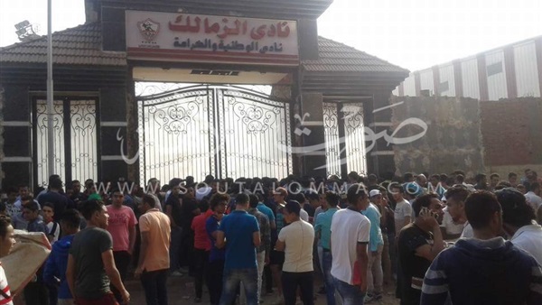 إقبال كثيف على تذاكر مباراة الزمالك وصن داونز إقبال كثيف على تذاكر مباراة الزمالك وصن داونز