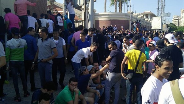 جماهير الزمالك تحتشد أمام «سموحة» و«الاتحاد» لشراء التذاكر