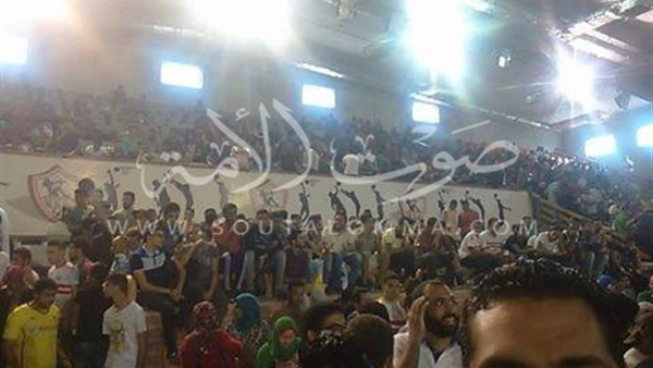 توافد جماهير الزمالك على «حلمي زامورا» لشراء تذاكر المباراة توافد جماهير الزمالك على «حلمي زامورا» لشراء تذاكر المباراة