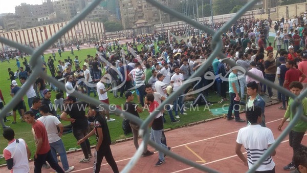 فيديو وصور.. جمهور الزمالك في «الملعب» للحصول على التذاكر فيديو وصور.. جمهور الزمالك في «الملعب» للحصول على التذاكر
