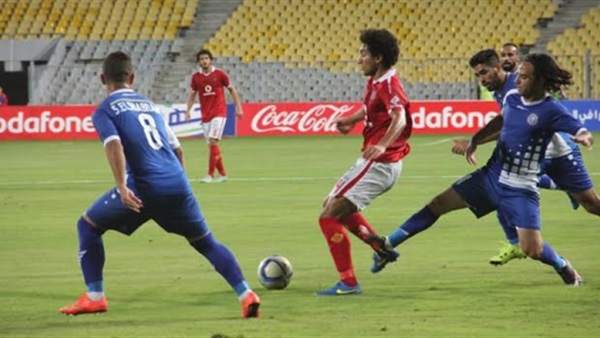 الأهلي يهزم أسوان بثنائية ويعتلي صدارة الدوري الأهلي يهزم أسوان بثنائية ويعتلي صدارة الدوري