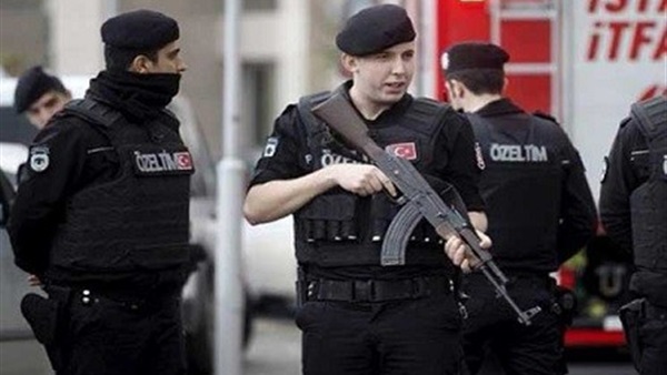 شرطة قبرص تقطر زورقا يحمل 83 مهاجرا سوريا من البحر المتوسط شرطة قبرص تقطر زورقا يحمل 83 مهاجرا سوريا من البحر المتوسط