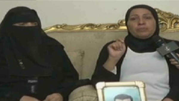 أرملة الشهيد عادل رجائي لـ«لبرلمان»: «دم جوزي في رقبتكم» أرملة الشهيد عادل رجائي لـ«لبرلمان»: «دم جوزي في رقبتكم»