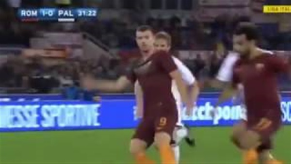 بالفيديو.. صلاح يمنح روما التقدم على باليرمو في الشوط الأول بالفيديو.. صلاح يمنح روما التقدم على باليرمو في الشوط الأول
