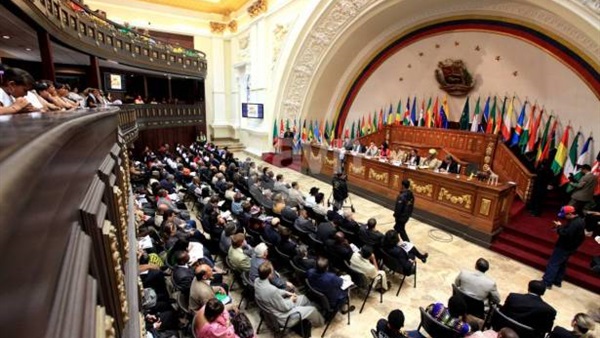 البرلمان الفنزويلي يندد بـ «انقلاب» من جانب نظام مادورو
