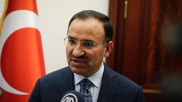 بالصور.. لوك مثير لجيجي حديد على الشاطئ بالصور.. لوك مثير لجيجي حديد على الشاطئ