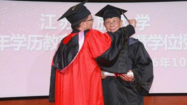 ثمانينيان صينيان يحتفلان بحصولهما على البكالوريوس