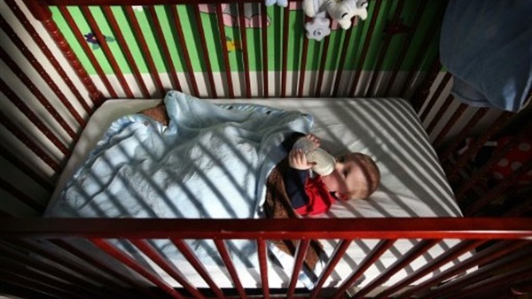 الرضع يجب أن يناموا في غرفة الوالدين لتخفيض احتمال الوفاة