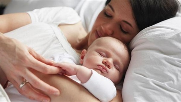 الرضع يجب أن يناموا في غرفة الوالدين لتخفيض احتمال الوفاة