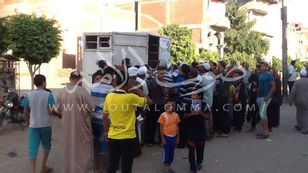 صور..إقبال مكثف على سيارات «دمياط تأمر» للسلع الغذائية 