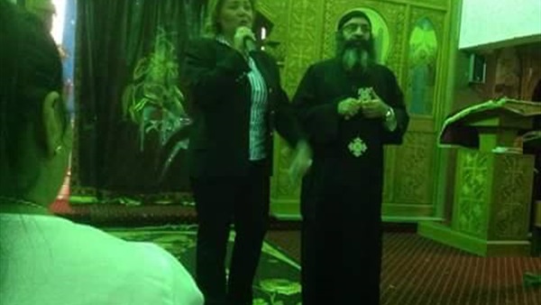 بالصور.. كريمة الغريب تروّج لحملتها الانتخابية من داخل مطرانية المعادي 