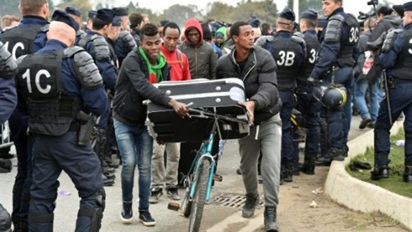 استئناف عملية إخلاء مخيم كاليه للاجئين شمال فرنسا