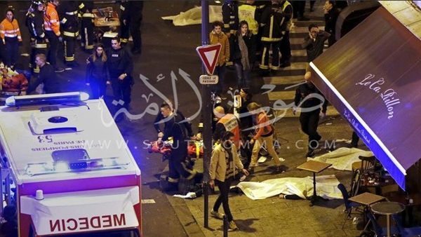 بالصور.. لحظة نقل أحد المصابين فى حادث تفجيرات فرنسا