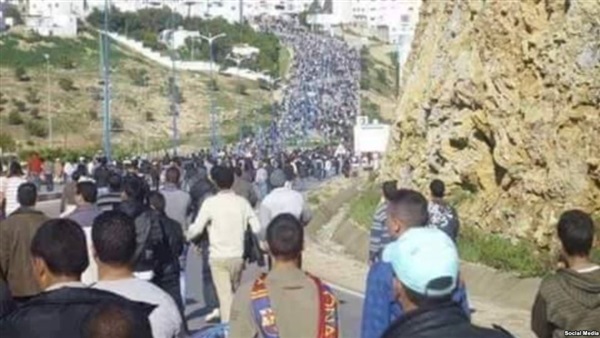 بائع سمك مغربي «تطحنه» شاحنة نفايات.. وثورة على مواقع التواصل بائع سمك مغربي «تطحنه» شاحنة نفايات.. وثورة على مواقع التواصل