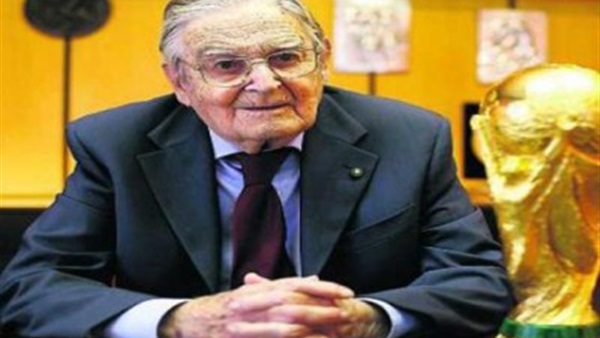 وفاة مصمم مجسم كأس العالم عن عمر ناهز 95 عاما